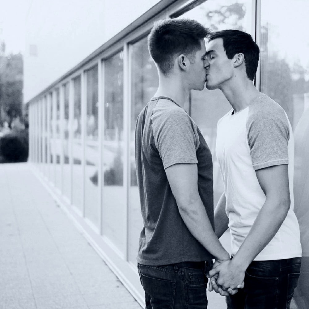 красивые гей парни целуются фото 52