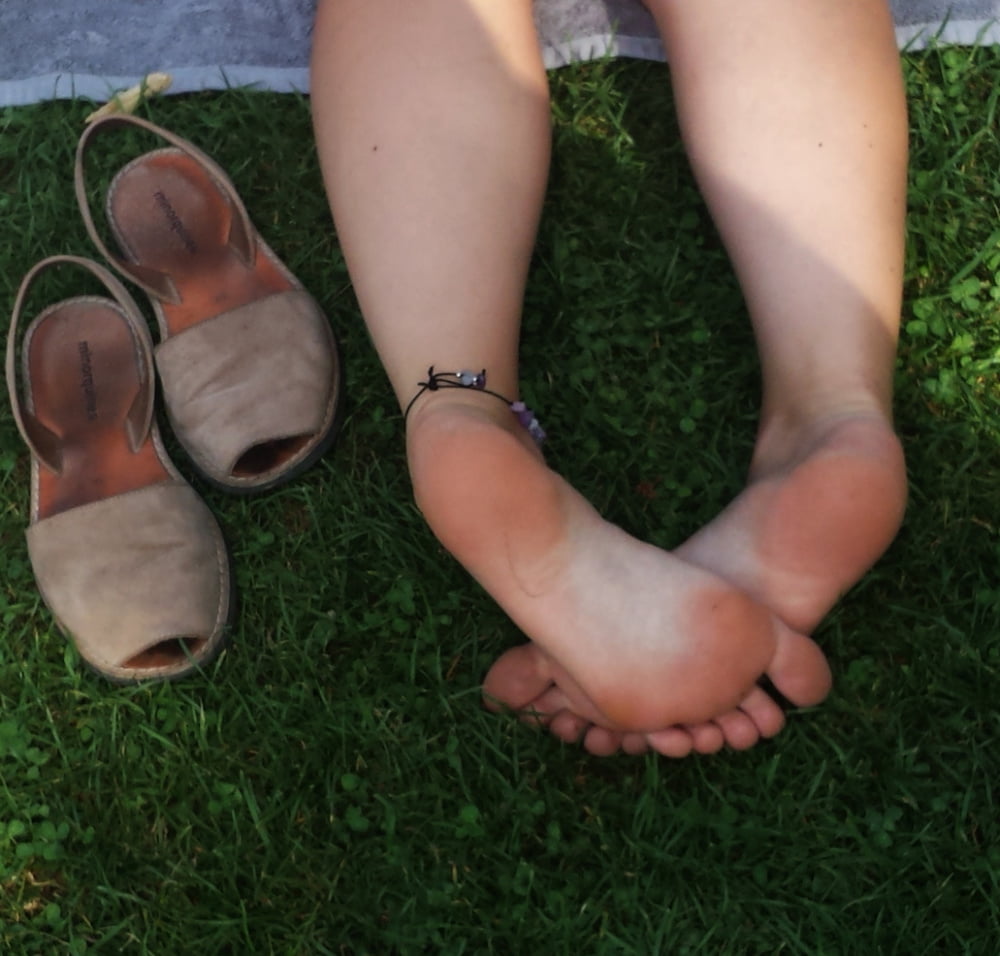 Candid girl feet pictures
