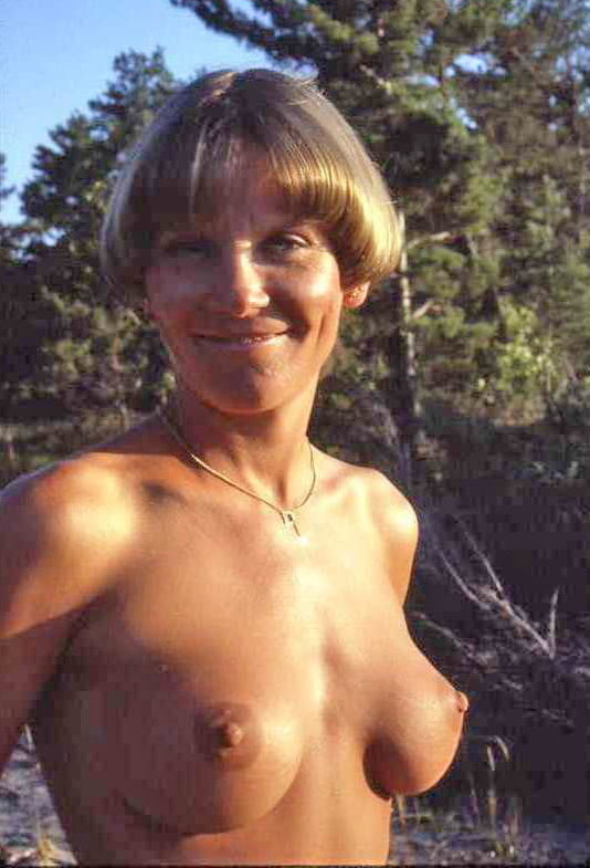Top Retro Nudist Milf naked on the Beach - 24 Photos 