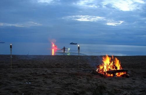 Cool evening beach fire - 48 Photos 