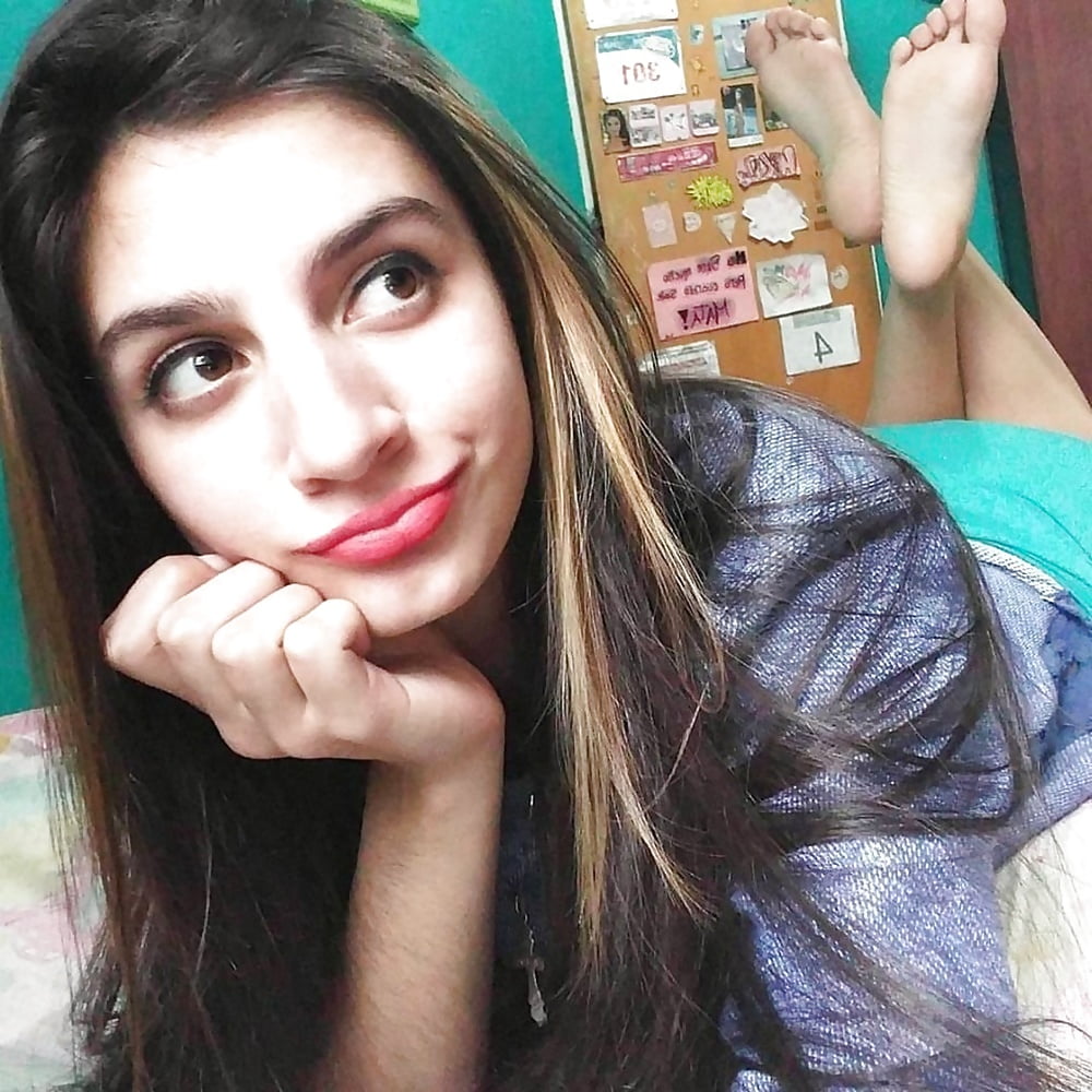 Sex selfshot girls feet pose!!! image